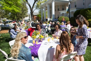 A group of alumnae gather on the Wilkes Lawn for the Champagne Brunch. (AJ Reynolds/Brenau University)