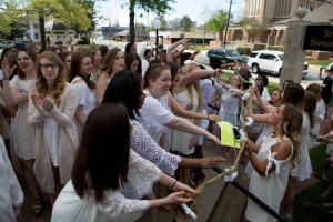Juniors pass the Daisy Chain to the sophomores before ascending the Crow's Nest for Class Day. (AJ Reynolds/Brenau University)